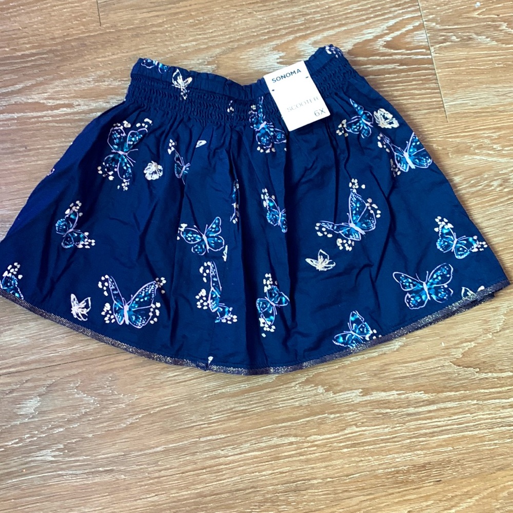 This skirt is from Sonoma in a size 6x the colors are blue, purple, and gold.
